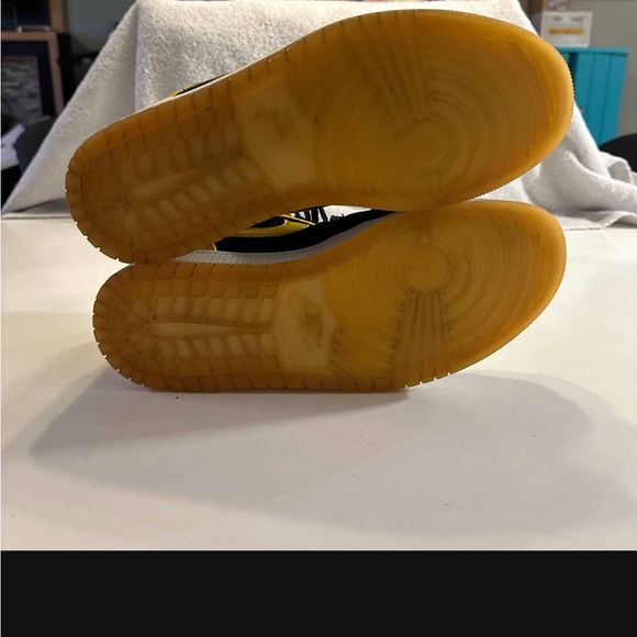 Jordan 1 Retro Mid ‘New Love’ - Picture 9 of 10